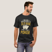 Onderschat nooit een oud man dat poker speelt t-shirt (Voorkant volledig)