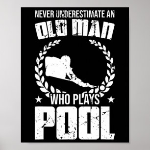 Onderschat nooit een oud Man dat pool bill speelt Poster