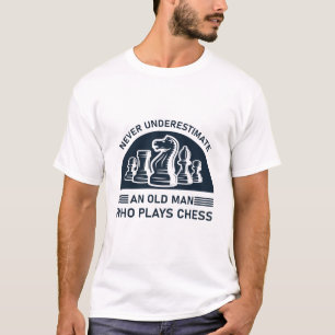 Onderschat nooit een oud man dat schaak speelt t-shirt