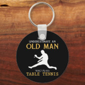 Onderschat nooit een oud Man dat tabel tien afspee Sleutelhanger (Voorkant)
