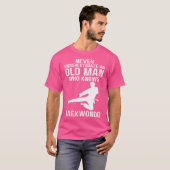 Onderschat nooit een oud Man dat Taekwondo kent T-shirt (Voorkant volledig)