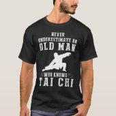 Onderschat nooit een oud man dat tai chi kent t-shirt (Voorkant)