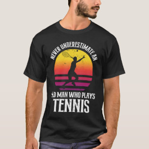 Onderschat nooit een oud Man dat Tennis speelt T-shirt