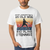 Onderschat nooit een oud Man dat Tennis speelt T-shirt (Voorkant)