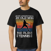 Onderschat nooit een oud Man dat Tennis speelt T-shirt (Voorkant)
