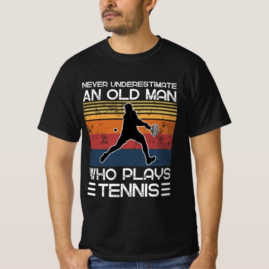 Onderschat nooit een oud Man dat Tennis speelt T-shirt (Voorkant)