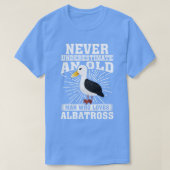 Onderschat nooit een oud Man dat van Albatross hou T-shirt (Design voorkant)