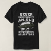 Onderschat nooit een oud Man dat van Alligator hou T-shirt (Design voorkant)