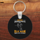 Onderschat nooit een oud Man dat van Archery houdt Sleutelhanger (Voorkant)