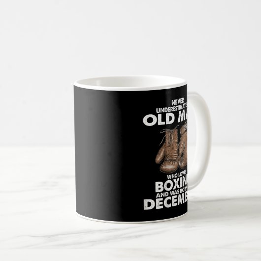 Onderschat nooit een oud man dat van boksen houdt koffiemok (Voorkant rechts)