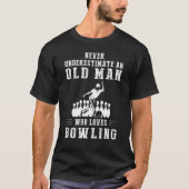 Onderschat nooit een oud man dat van bowlen houdt t-shirt (Voorkant)