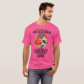 Onderschat nooit een oud Man dat van cricket J hou T-shirt (Voorkant volledig)