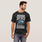 Onderschat nooit een oud Man dat van dolfijnen hou T-shirt (Voorkant volledig)