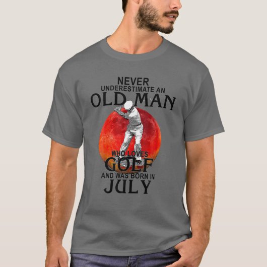 Onderschat nooit een oud Man dat van Golf houdt T-shirt (Voorkant)