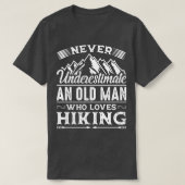 Onderschat nooit een oud Man dat van het wandelen T-shirt (Design voorkant)