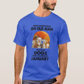 Onderschat nooit een oud Man dat van Honden houdt T-shirt (Voorkant)