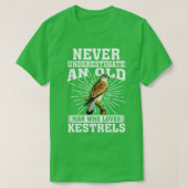 Onderschat nooit een oud Man dat van Kestrels houd T-shirt (Design voorkant)