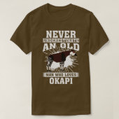 Onderschat nooit een oud Man dat van Okapis houdt T-shirt (Design voorkant)