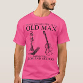Onderschat nooit een oud Man dat van schaken houdt T-shirt (Voorkant)