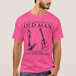 Onderschat nooit een oud Man dat van schaken houdt T-shirt