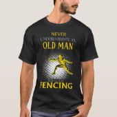 Onderschat nooit een oud Man dat van schermen houd T-shirt (Voorkant)