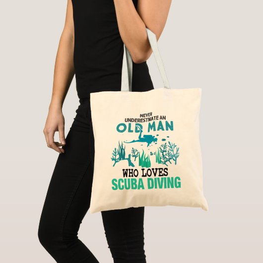 Onderschat nooit een oud Man dat van Scuba houdt Tote Bag (Voorkant (product))