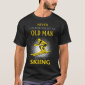 Onderschat nooit een oud Man dat van skiën houdt T-shirt (Voorkant)