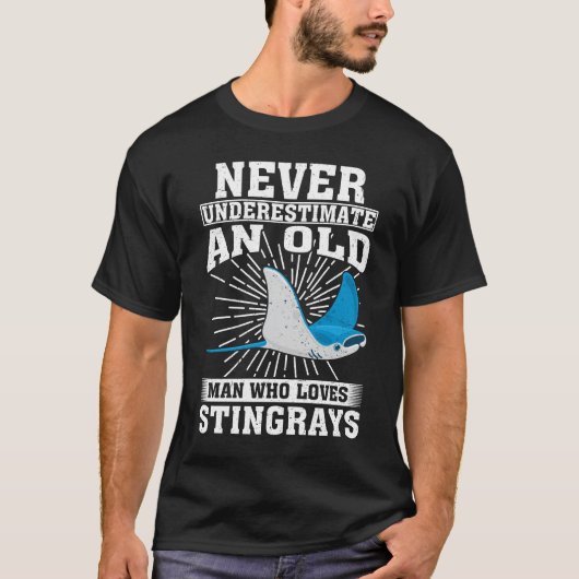 Onderschat nooit een oud Man dat van stekelrog hou T-shirt (Voorkant)