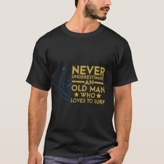 Onderschat nooit een oud Man dat van Surven houdt T-shirt