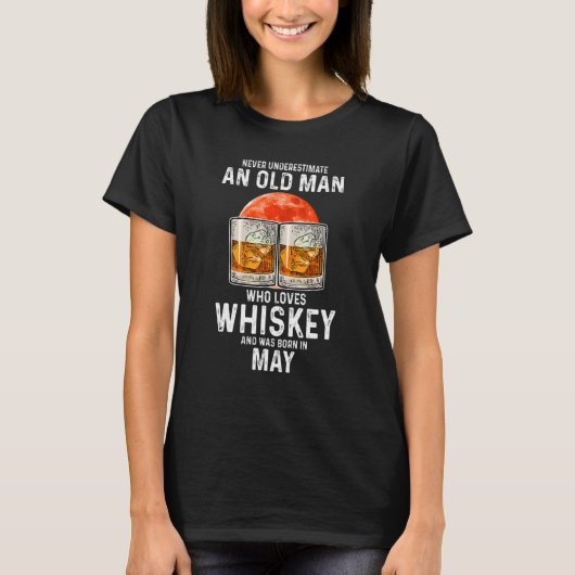 Onderschat nooit een oud Man dat van whisky houdt T-shirt (Voorkant)