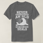 Onderschat nooit een oud Man dat van zeehonden hou T-shirt (Design voorkant)