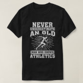 Onderschat nooit een oud Man die atletiek kent T-shirt (Design voorkant)