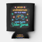 Onderschat nooit een oud Man die een gamer is Blikjeskoeler (Voorkant)