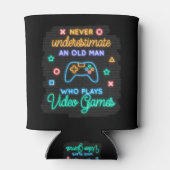 Onderschat nooit een oud Man die een gamer is Blikjeskoeler (Achterkant)