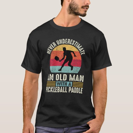 Onderschat nooit een oud Man grappige Pickleball P T-shirt (Voorkant)