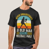 Onderschat nooit een oud Man grappige Pickleball T-shirt (Voorkant)