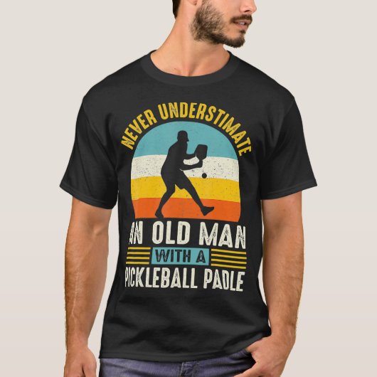 Onderschat nooit een oud Man grappige Pickleball T-shirt (Voorkant)