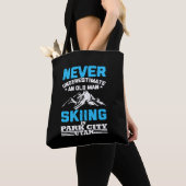 Onderschat nooit een oud man in Utah Tote Bag (Dichtbij)