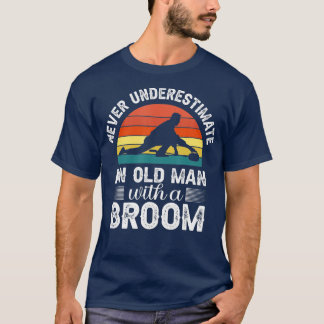 Onderschat nooit een oud Man met bezemomkromming T-shirt