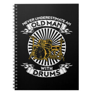 Onderschat nooit een oud Man met drums-shirt Notitieboek
