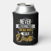 Onderschat nooit een oud Man met drums voor mannen Blikjeskoeler (Blikje Achterkant)