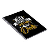 Onderschat nooit een oud Man met drums voor mannen Notitieboek (Rechterzijde)