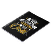 Onderschat nooit een oud Man met drums voor mannen Notitieboek (Linkerzijde)