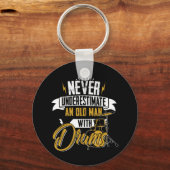 Onderschat nooit een oud Man met drums voor mannen Sleutelhanger (Voorkant)