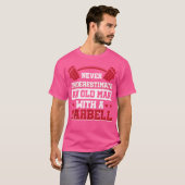 Onderschat nooit een oud Man met een barbell T-shirt (Voorkant volledig)