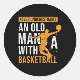 Onderschat nooit een oud Man met een baskball Ronde Sticker