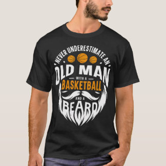 Onderschat nooit een oud Man met een basketbal A T-shirt