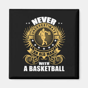 Onderschat nooit een oud Man met een basketbal T Magneet