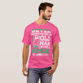 Onderschat nooit een oud Man met een BMW T-shirt (Voorkant volledig)