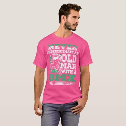 Onderschat nooit een oud Man met een BMW T-shirt (Voorkant volledig)